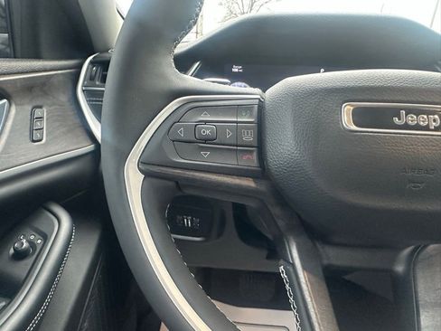Used 2023 Jeep Grand Cherokee Limited w/ Black Appearance Package image 24