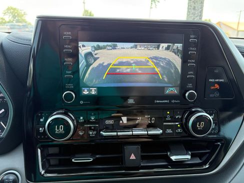 Used 2021 Toyota Highlander Limited FWD image 32