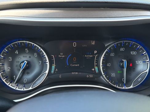 Used 2023 Chrysler Pacifica Touring-L FWD image 25