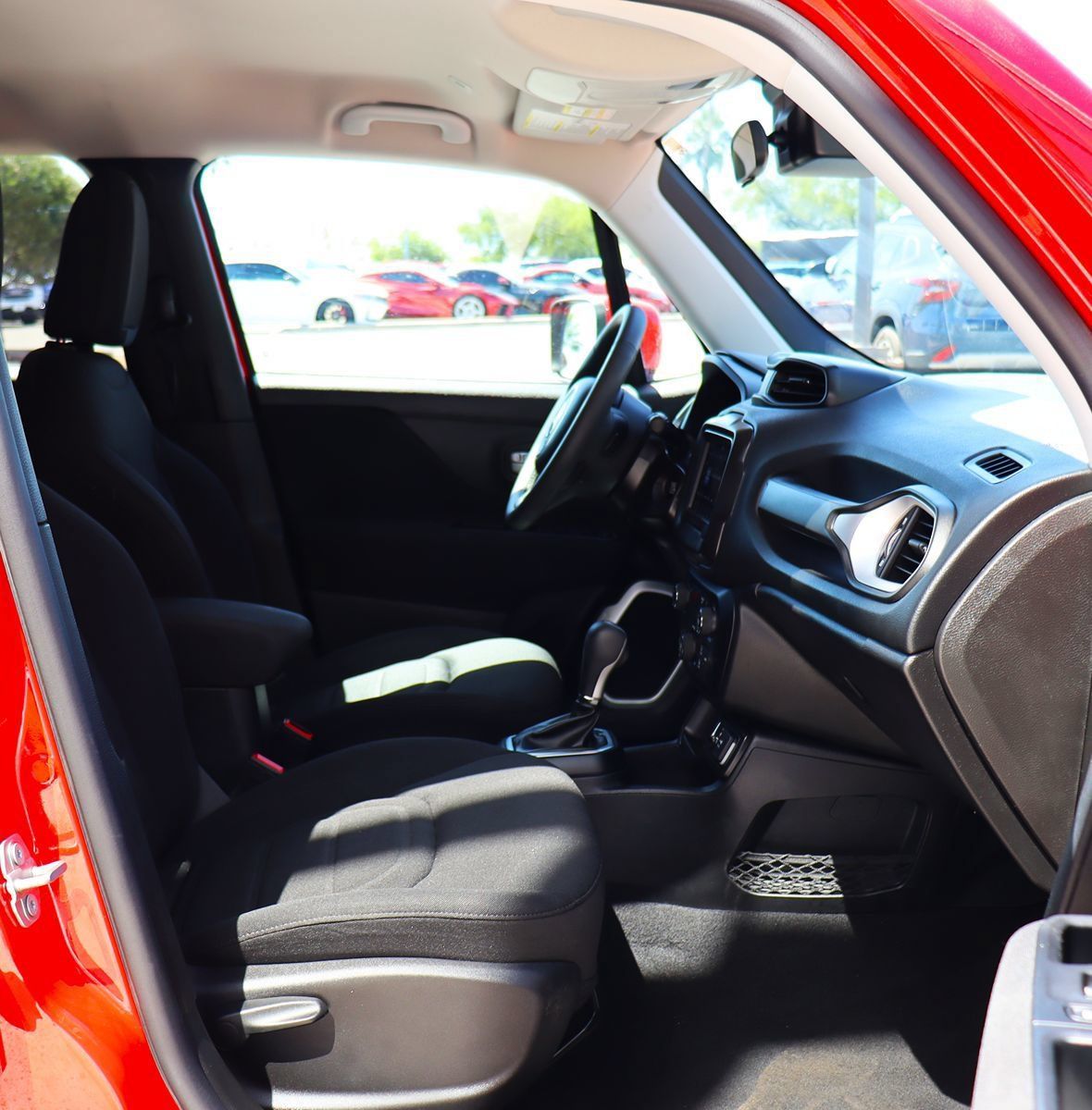 Used 2019 Jeep Renegade Latitude FWD image 30