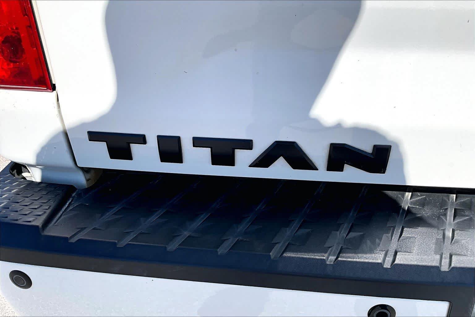 Used 2018 Nissan Titan SV w/ SV Convenience Package RWD image 10