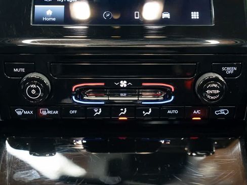 Used 2023 Jeep Grand Cherokee Laredo X AWD/4WD image 12