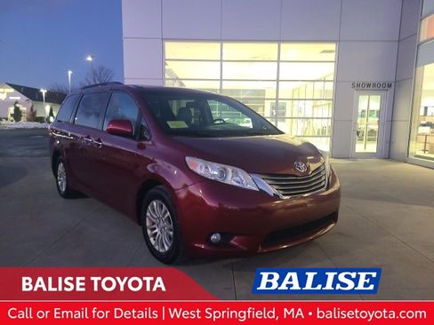 Used 2017 Toyota Sienna XLE image 1