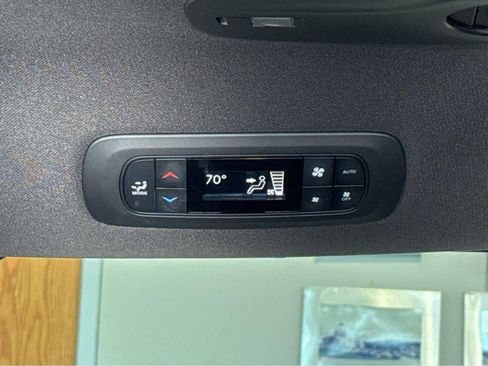 Used 2025 Chrysler Pacifica Select FWD image 35