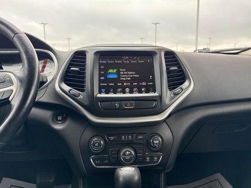 Used 2018 Jeep Cherokee Trailhawk w/ Cold Weather Group image 18