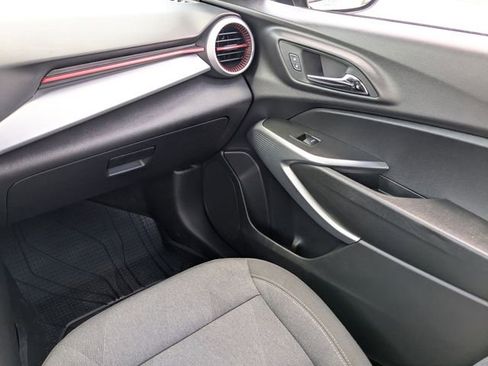Used 2025 Chevrolet Trax RS w/ Sunroof Package FWD image 16