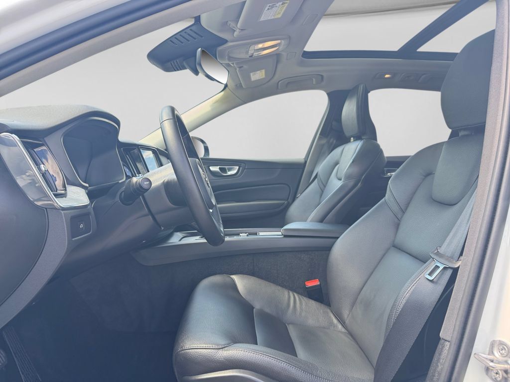 Used 2025 Volvo XC60 B5 Plus AWD/4WD image 12