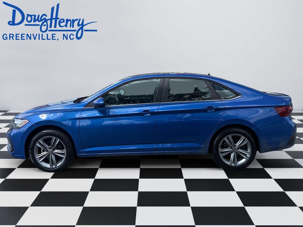 Used 2022 Volkswagen Jetta SE FWD image 2