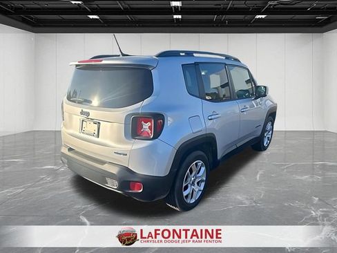 Used 2017 Jeep Renegade Latitude FWD image 4