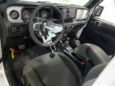 Used 2025 Jeep Wrangler Unlimited Sahara image 8