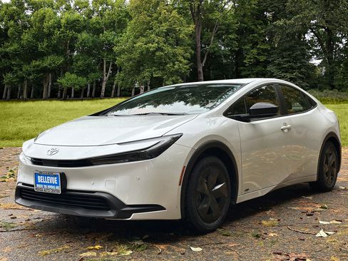 Used 2023 Toyota Prius LE image 3