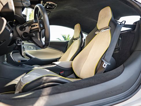 Used 2023 McLaren Artura image 22