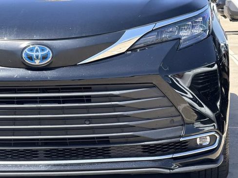 Used 2024 Toyota Sienna XLE FWD image 8
