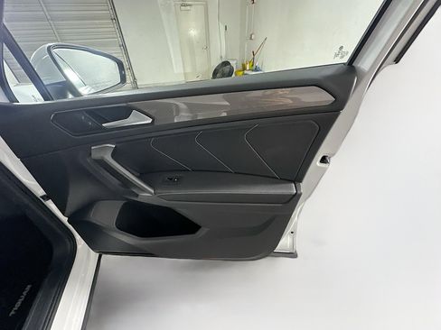 Used 2022 Volkswagen Tiguan SE image 32