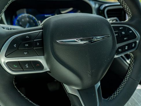 Used 2025 Chrysler Pacifica Select FWD image 30