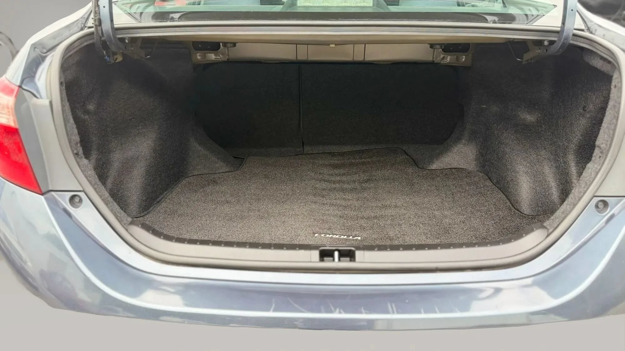 Used 2017 Toyota Corolla LE w/ Carpet Mat Package (TMS) FWD image 30