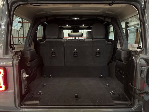 Used 2025 Jeep Wrangler Unlimited Sahara image 12