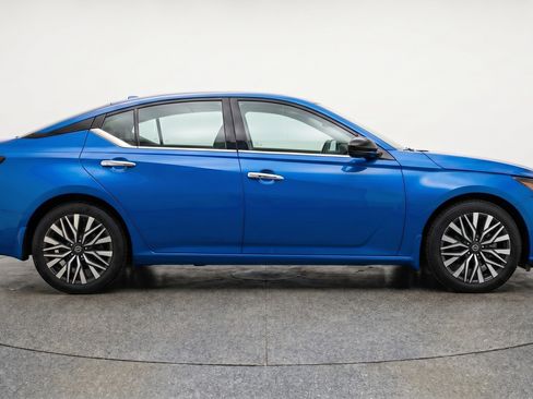 Used 2025 Nissan Altima 2.5 SV FWD image 11