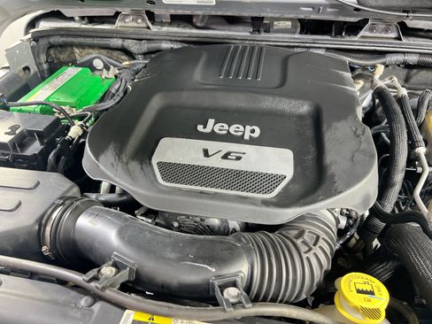 Used 2015 Jeep Wrangler Unlimited Sahara w/ Dual Top Group AWD/4WD image 26