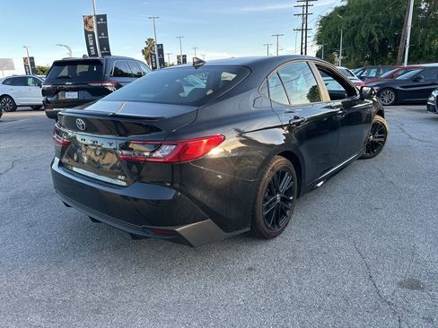 Used 2025 Toyota Camry SE image 5
