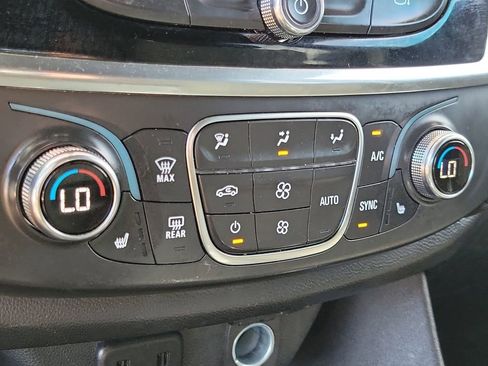 Used 2023 Chevrolet Traverse LT FWD image 28