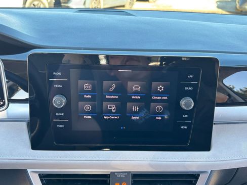 Used 2025 Volkswagen Taos SE image 21