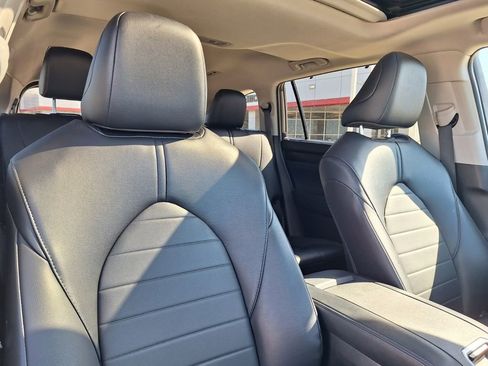 Certified 2025 Toyota Highlander XLE image 28