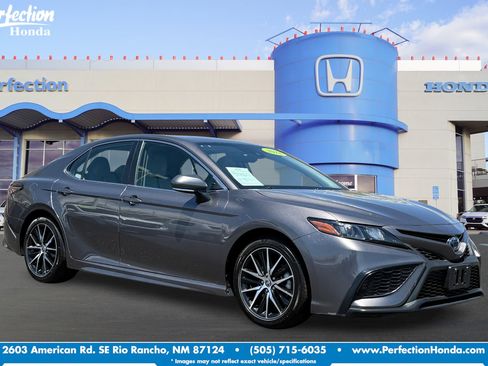 Used 2022 Toyota Camry SE image 1