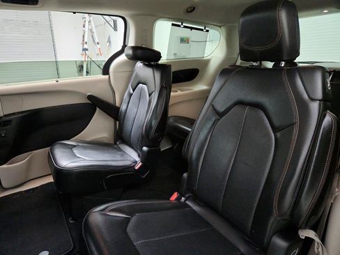 Used 2020 Chrysler Pacifica Touring-L Plus FWD image 23