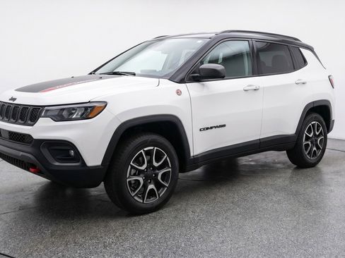 Used 2025 Jeep Compass Trailhawk AWD/4WD image 3