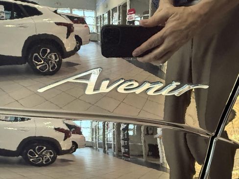 Used 2023 Buick Enclave Avenir w/ Avenir Technology Package image 9