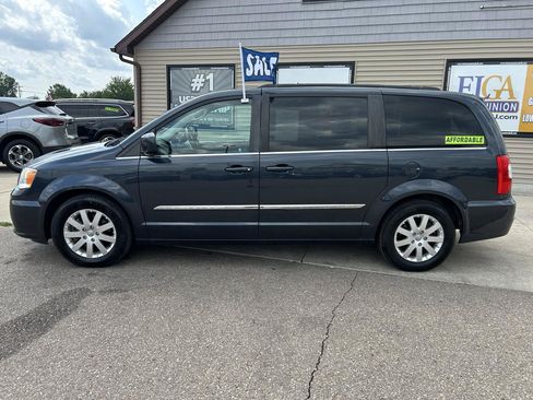 Used 2013 Chrysler Town & Country Touring FWD image 8
