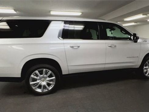Used 2023 Chevrolet Suburban High Country image 9