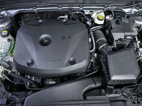 Used 2019 Volvo XC40 T5 Momentum image 32