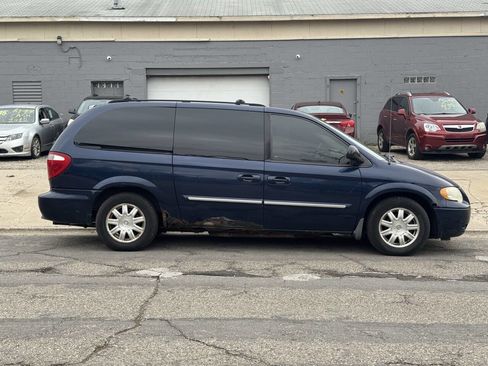 Used 2006 Chrysler Town & Country Touring image 4