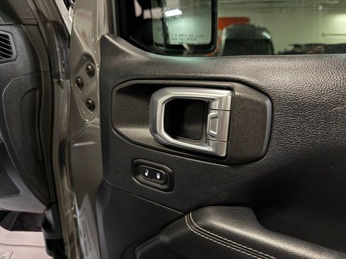 Used 2018 Jeep Wrangler Unlimited Sahara image 19