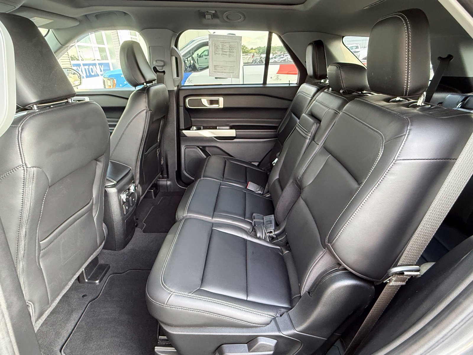 Used 2022 Ford Explorer XLT w/ Equipment Group 202A AWD/4WD image 14