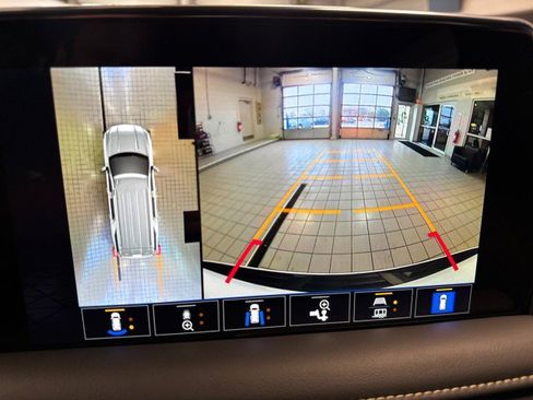 Used 2024 GMC Yukon SLT w/ SLT Luxury Package image 23