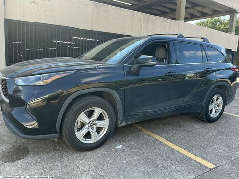 Used 2022 Toyota Highlander LE FWD image 4