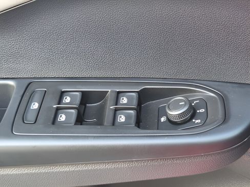 Used 2023 Volkswagen Taos SE w/ Panoramic Sunroof Package FWD image 19
