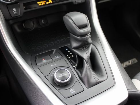 Used 2020 Toyota RAV4 XLE image 23