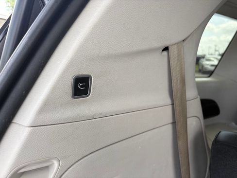 Used 2017 Chrysler Pacifica Touring-L image 11