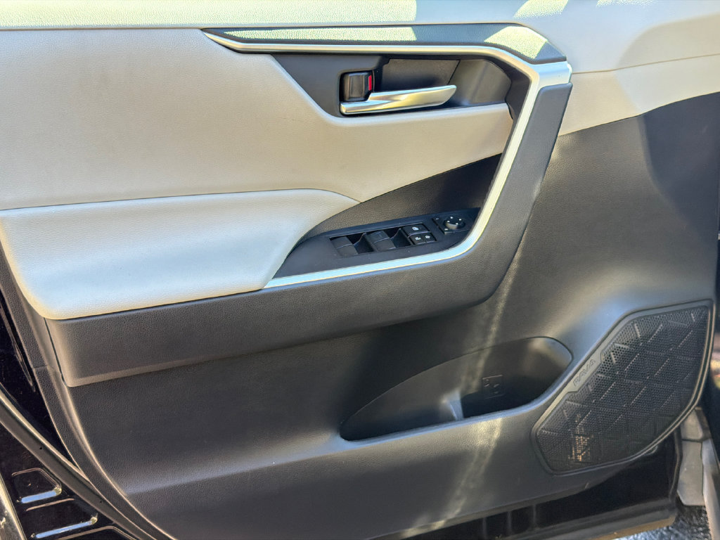 Used 2020 Toyota RAV4 XLE w/ Convenience Package FWD image 12