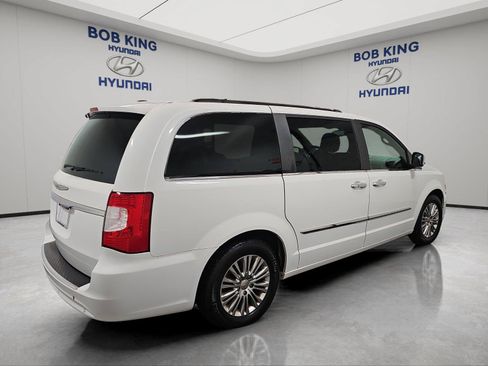 Used 2015 Chrysler Town & Country Touring-L w/ Driver Convenience Group FWD image 5