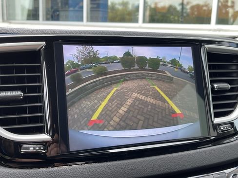 Used 2024 Chrysler Pacifica Touring-L image 26