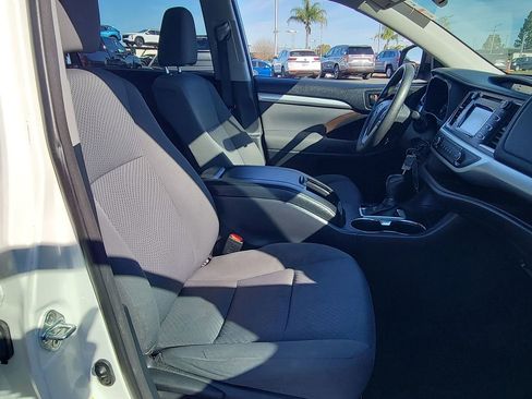 Used 2015 Toyota Highlander LE image 25