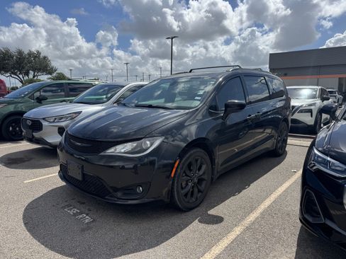 Used 2019 Chrysler Pacifica Touring-L w/ S Appearance Package FWD image 2