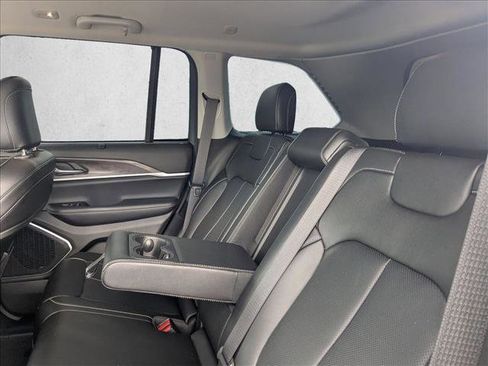 Used 2023 Jeep Grand Cherokee Limited w/ Luxury Tech Group II image 17