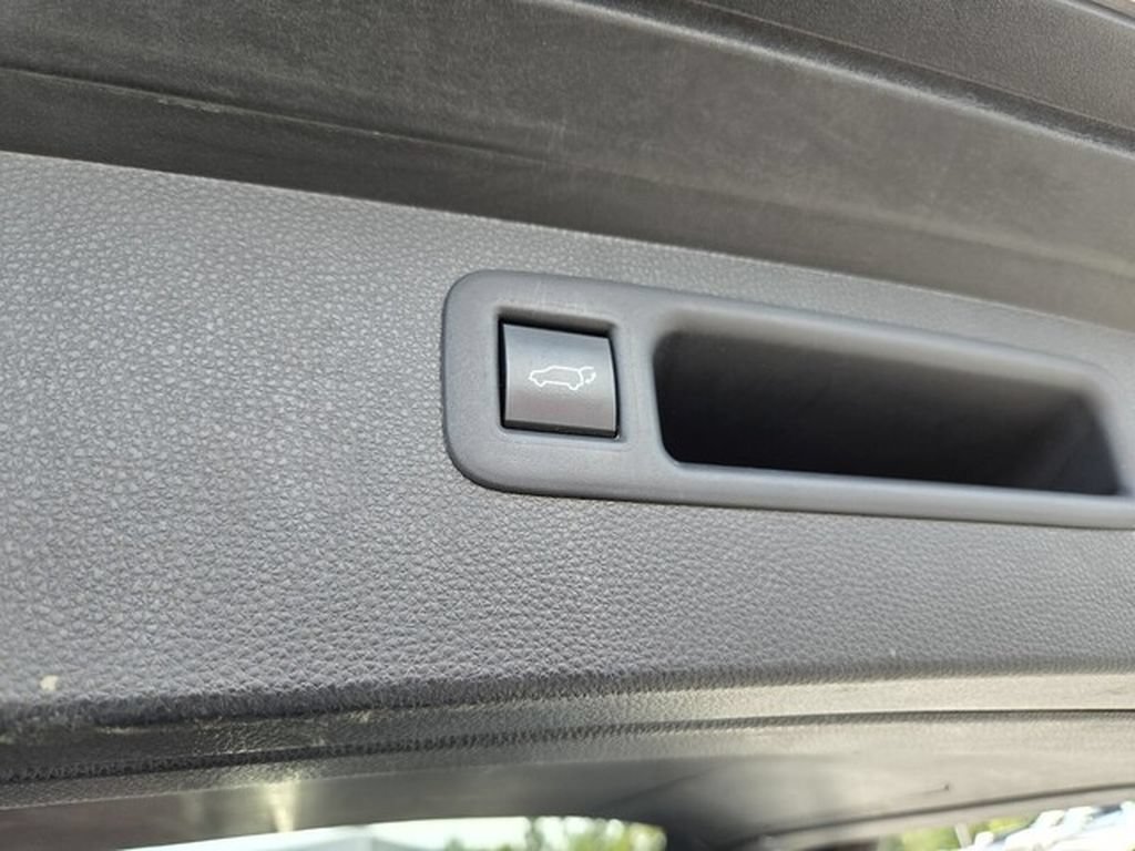 Used 2021 Toyota Highlander XLE FWD image 19