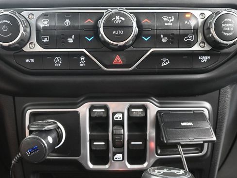 Used 2018 Jeep Wrangler Unlimited Sahara AWD/4WD image 14